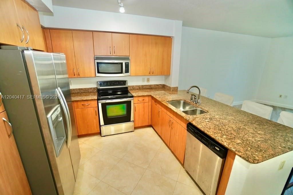For Rent: $2,400 (1 beds, 1 baths, 939 Square Feet)