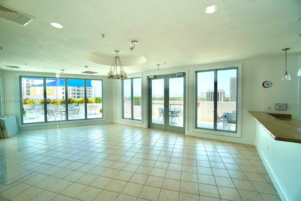 For Rent: $2,400 (1 beds, 1 baths, 939 Square Feet)
