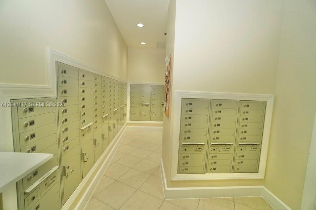 For Rent: $2,400 (1 beds, 1 baths, 939 Square Feet)