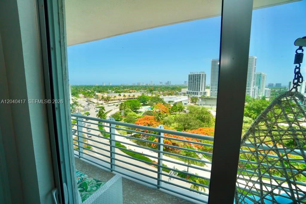 For Rent: $2,400 (1 beds, 1 baths, 939 Square Feet)