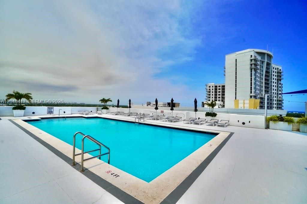 For Rent: $2,400 (1 beds, 1 baths, 939 Square Feet)