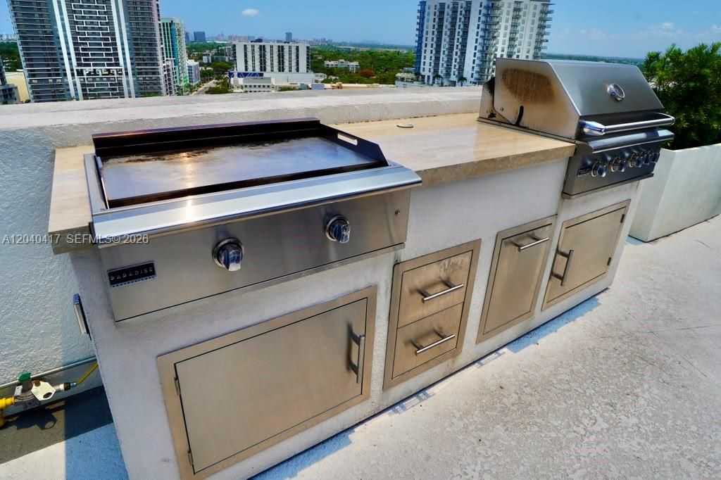 For Rent: $2,400 (1 beds, 1 baths, 939 Square Feet)