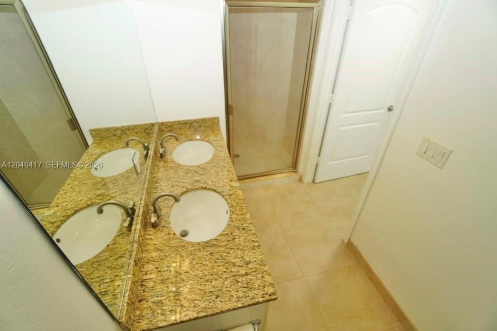 For Rent: $2,400 (1 beds, 1 baths, 939 Square Feet)
