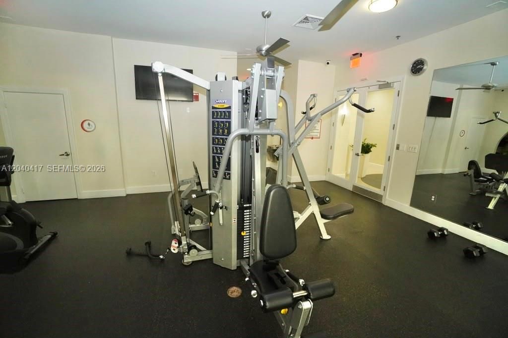 For Rent: $2,400 (1 beds, 1 baths, 939 Square Feet)