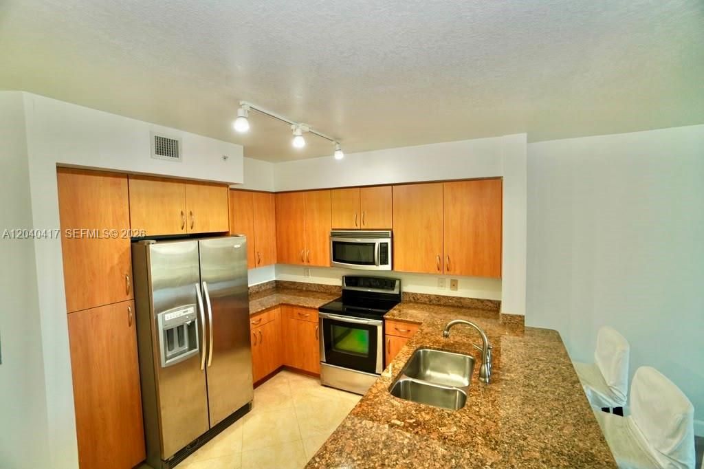 For Rent: $2,400 (1 beds, 1 baths, 939 Square Feet)