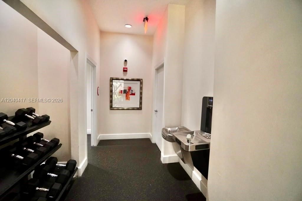 For Rent: $2,400 (1 beds, 1 baths, 939 Square Feet)
