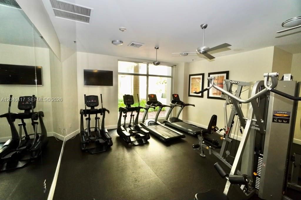 For Rent: $2,400 (1 beds, 1 baths, 939 Square Feet)