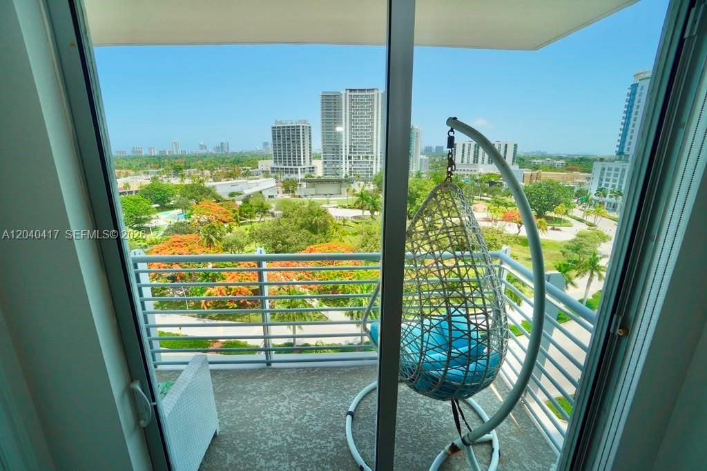 For Rent: $2,400 (1 beds, 1 baths, 939 Square Feet)