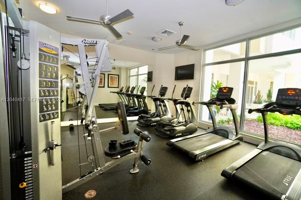 For Rent: $2,400 (1 beds, 1 baths, 939 Square Feet)