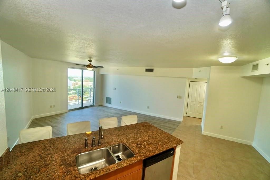 For Rent: $2,400 (1 beds, 1 baths, 939 Square Feet)