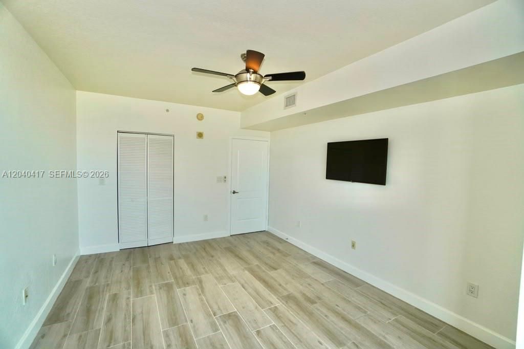 For Rent: $2,400 (1 beds, 1 baths, 939 Square Feet)