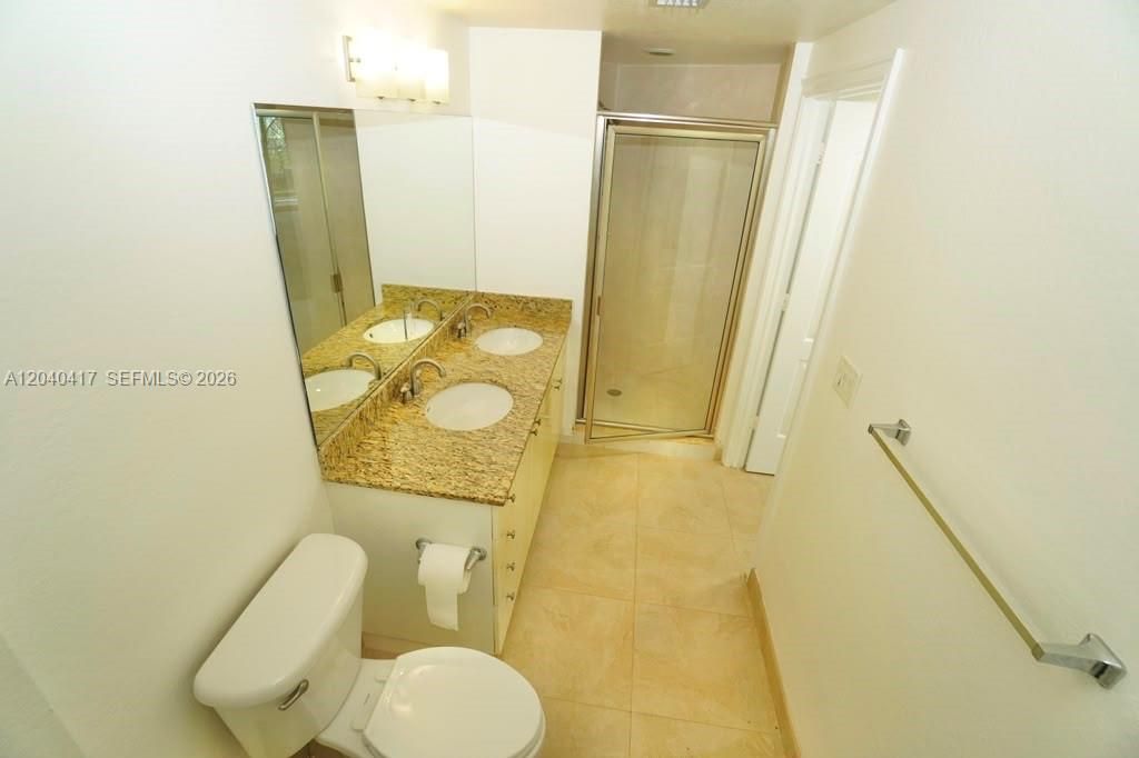 For Rent: $2,400 (1 beds, 1 baths, 939 Square Feet)