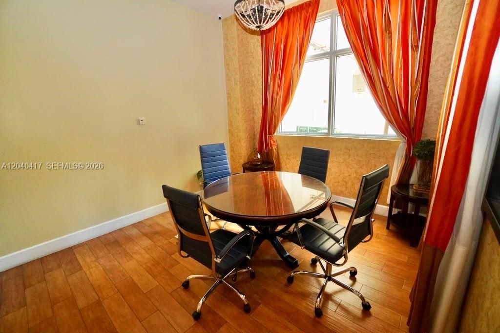 For Rent: $2,400 (1 beds, 1 baths, 939 Square Feet)