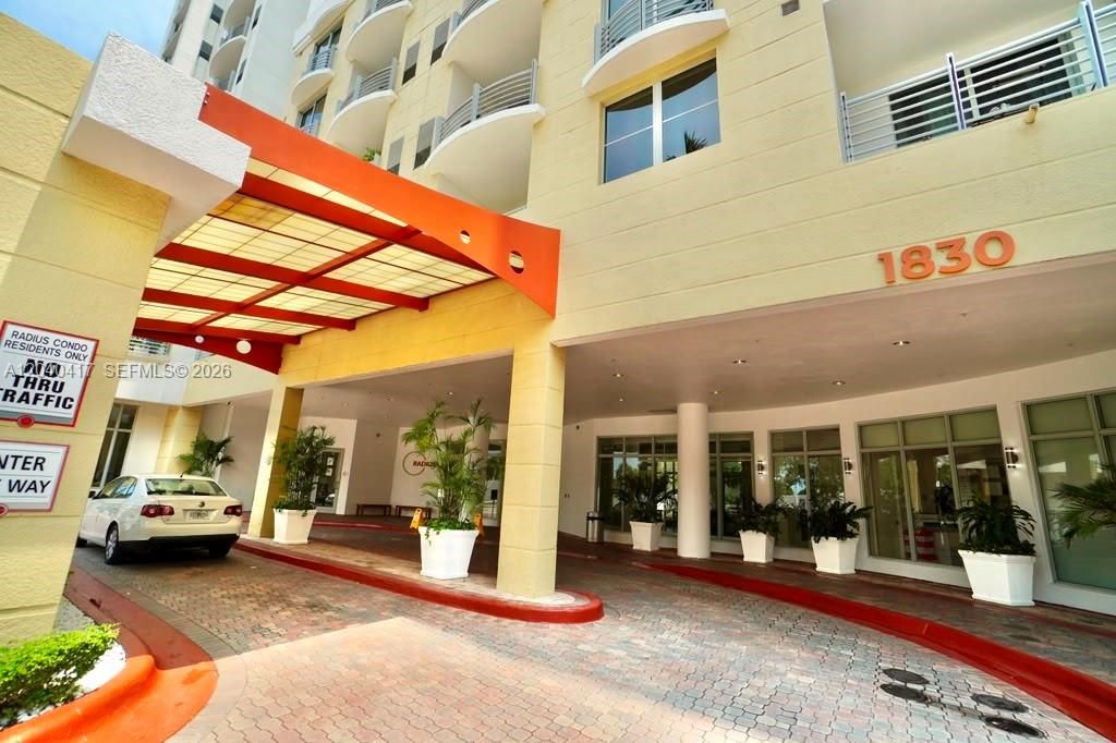 For Rent: $2,400 (1 beds, 1 baths, 939 Square Feet)