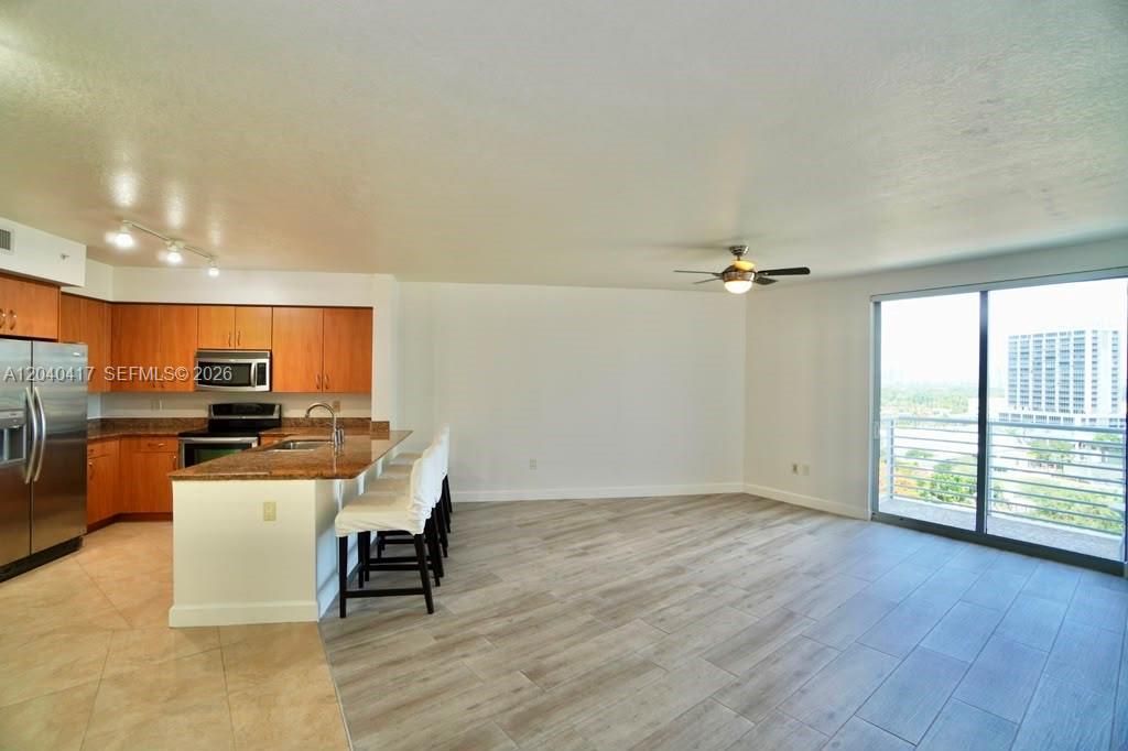 For Rent: $2,400 (1 beds, 1 baths, 939 Square Feet)
