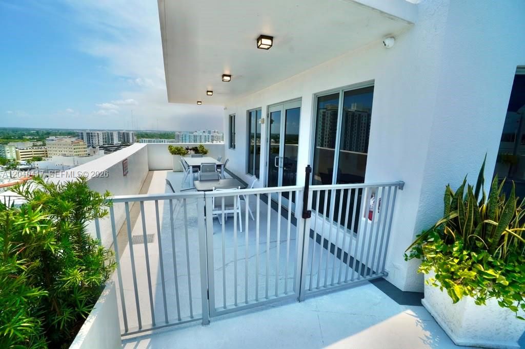 For Rent: $2,400 (1 beds, 1 baths, 939 Square Feet)