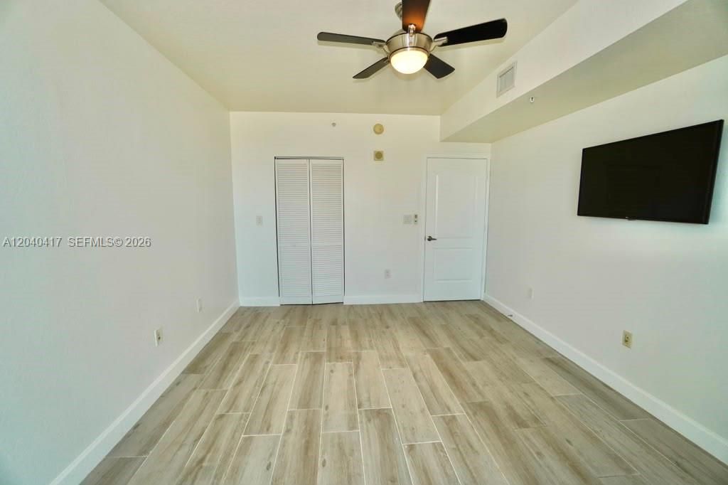 For Rent: $2,400 (1 beds, 1 baths, 939 Square Feet)