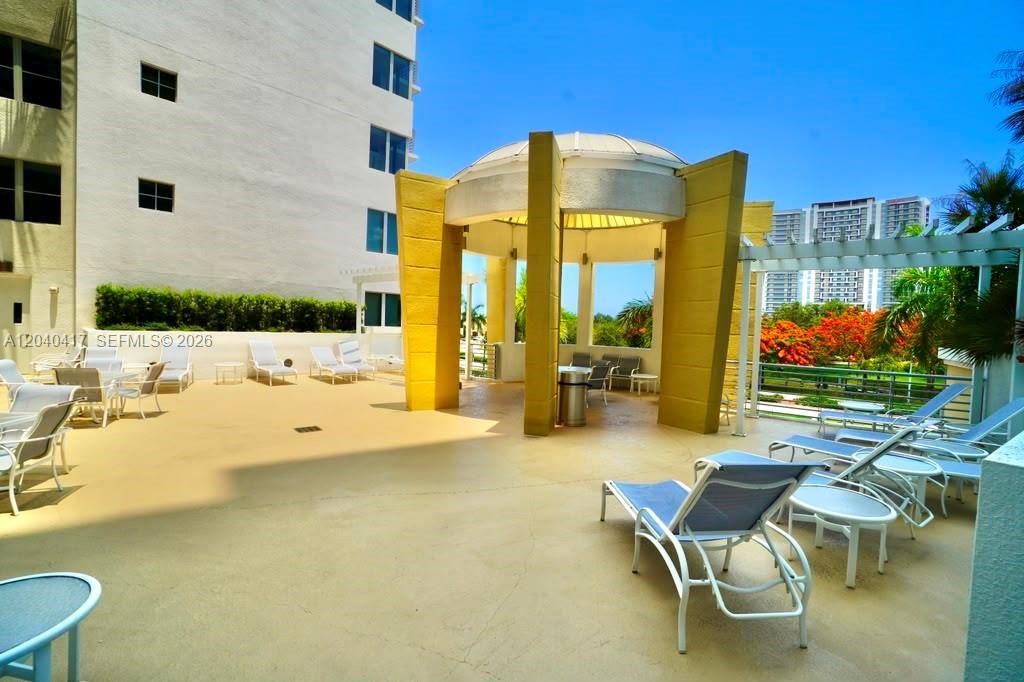 For Rent: $2,400 (1 beds, 1 baths, 939 Square Feet)
