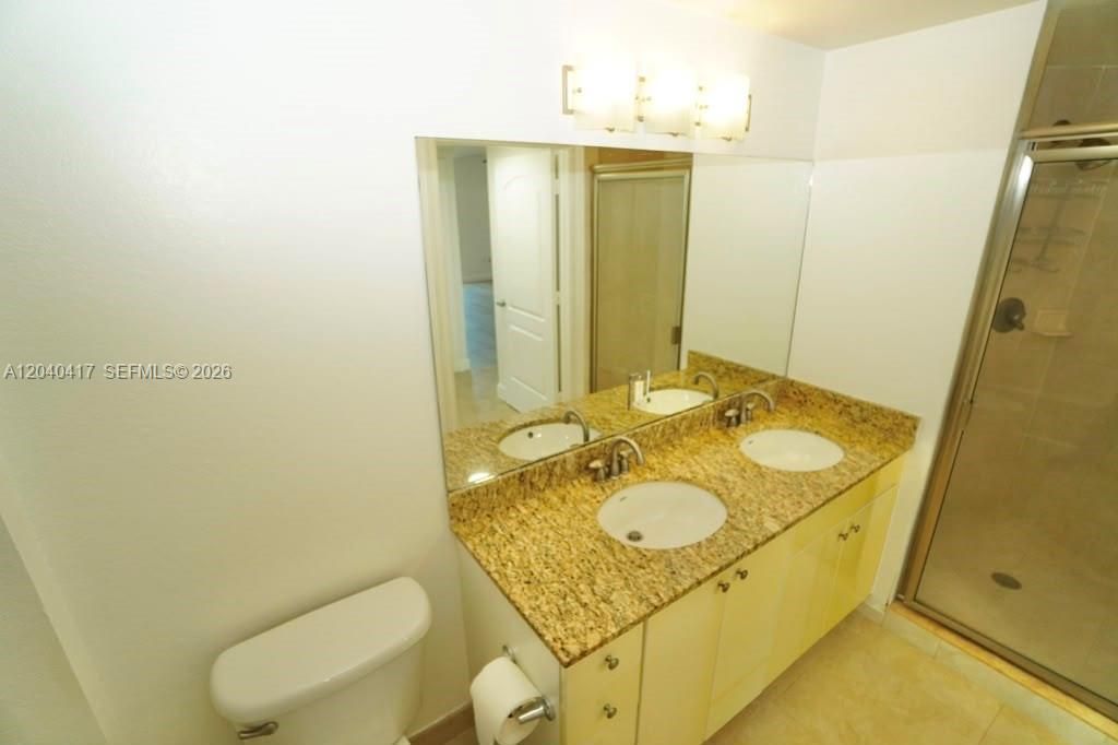 For Rent: $2,400 (1 beds, 1 baths, 939 Square Feet)
