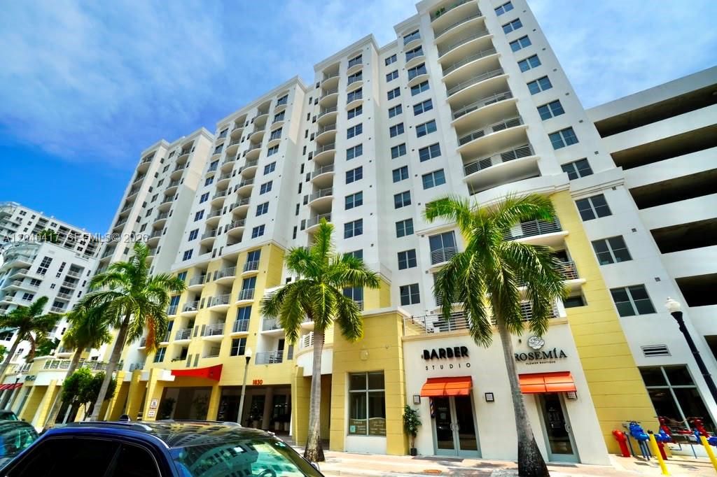 For Rent: $2,400 (1 beds, 1 baths, 939 Square Feet)
