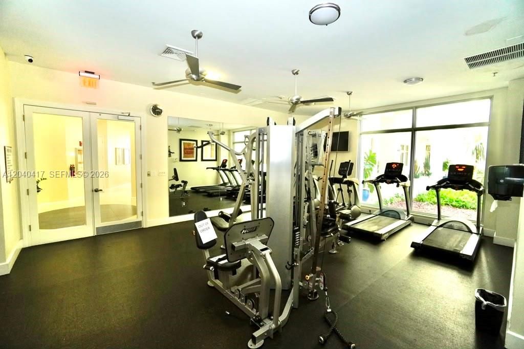 For Rent: $2,400 (1 beds, 1 baths, 939 Square Feet)