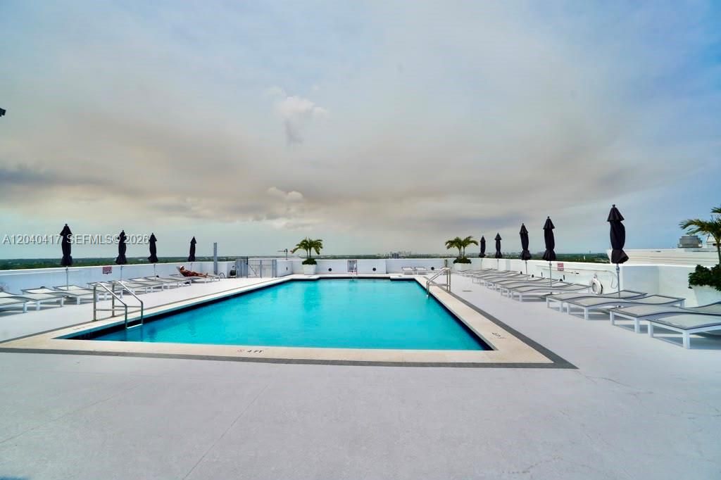 For Rent: $2,400 (1 beds, 1 baths, 939 Square Feet)