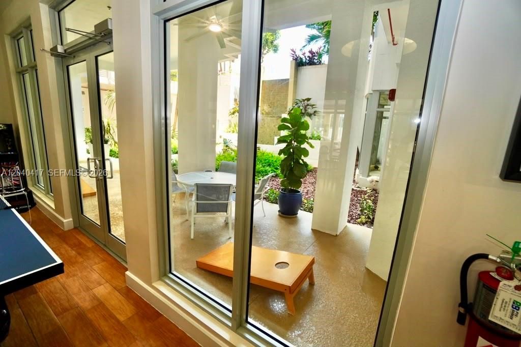 For Rent: $2,400 (1 beds, 1 baths, 939 Square Feet)