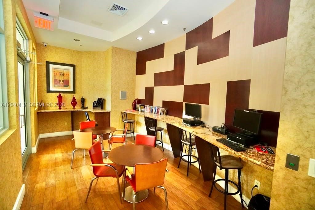 For Rent: $2,400 (1 beds, 1 baths, 939 Square Feet)