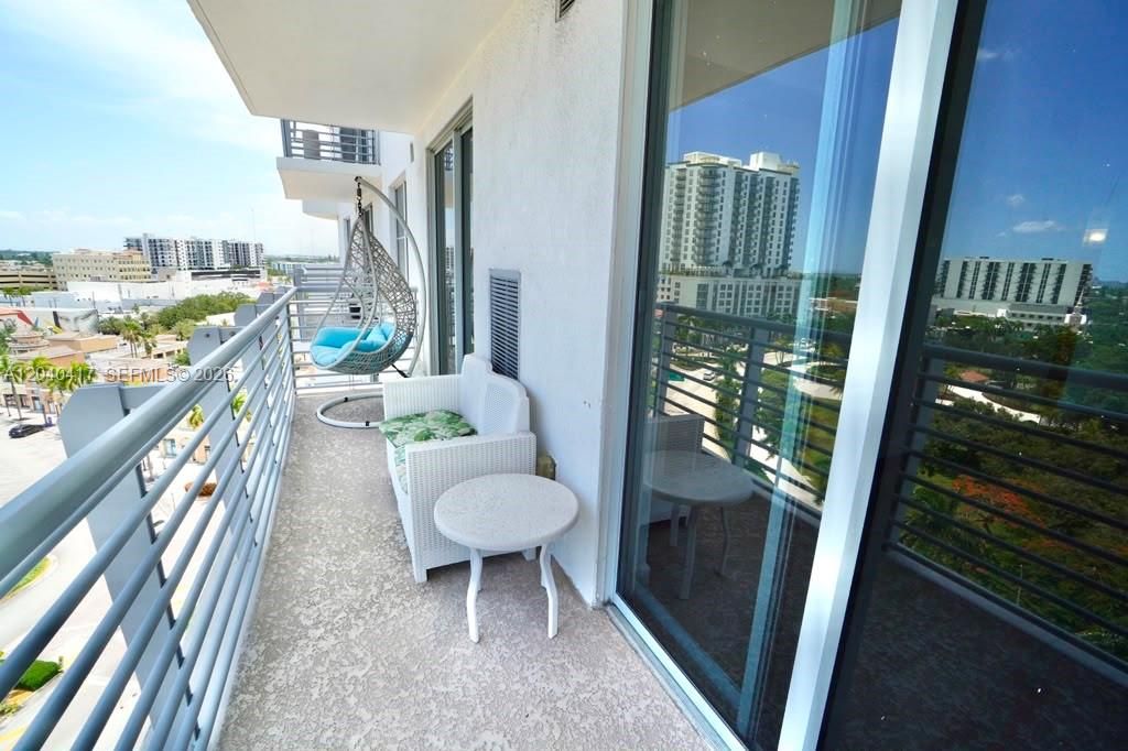 For Rent: $2,400 (1 beds, 1 baths, 939 Square Feet)