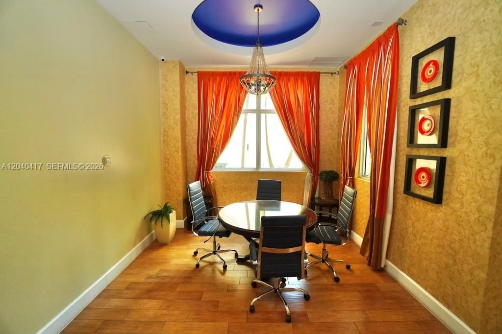 For Rent: $2,400 (1 beds, 1 baths, 939 Square Feet)
