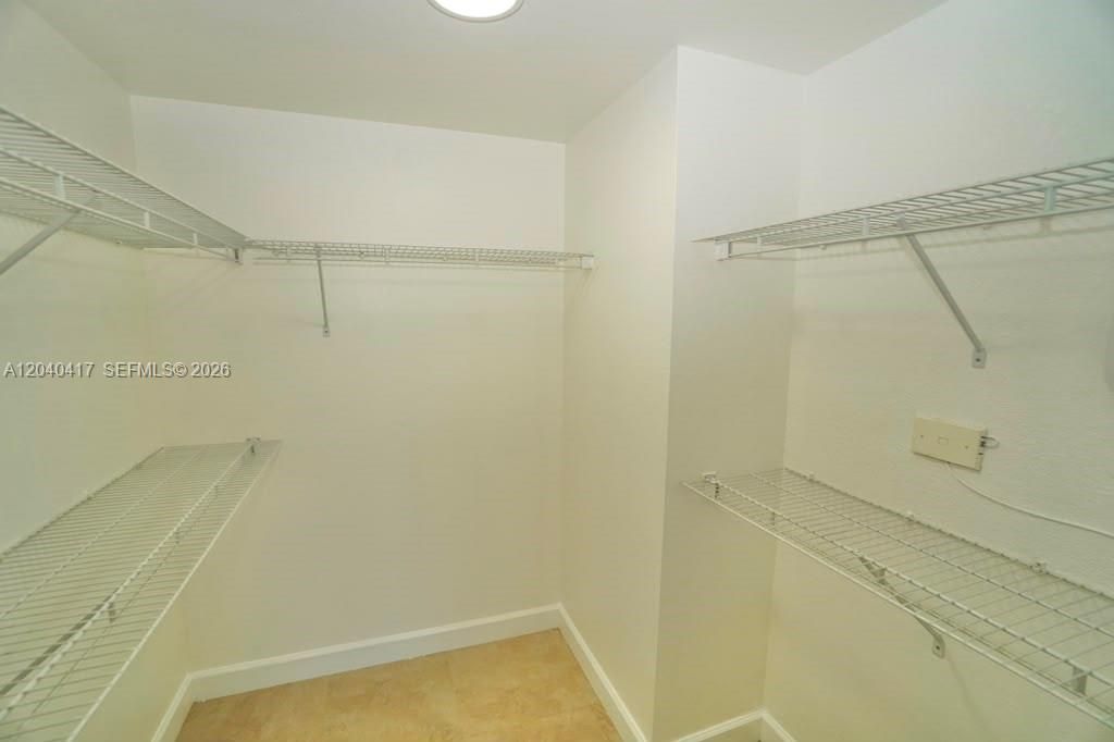 For Rent: $2,400 (1 beds, 1 baths, 939 Square Feet)
