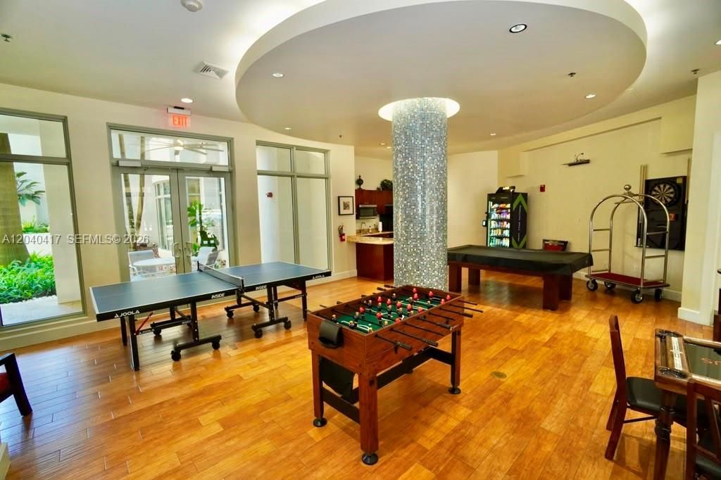For Rent: $2,400 (1 beds, 1 baths, 939 Square Feet)