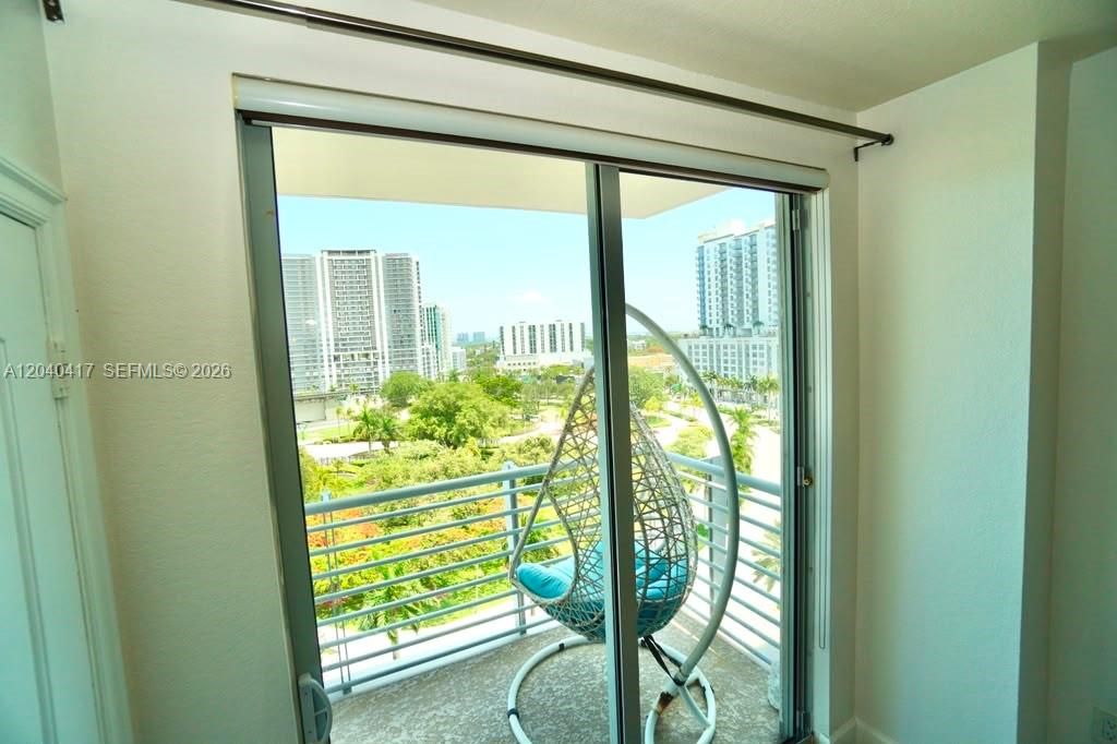 For Rent: $2,400 (1 beds, 1 baths, 939 Square Feet)