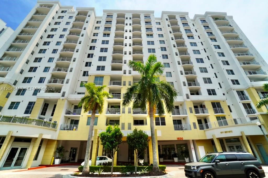 For Rent: $2,400 (1 beds, 1 baths, 939 Square Feet)