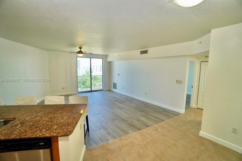 For Rent: $2,400 (1 beds, 1 baths, 939 Square Feet)