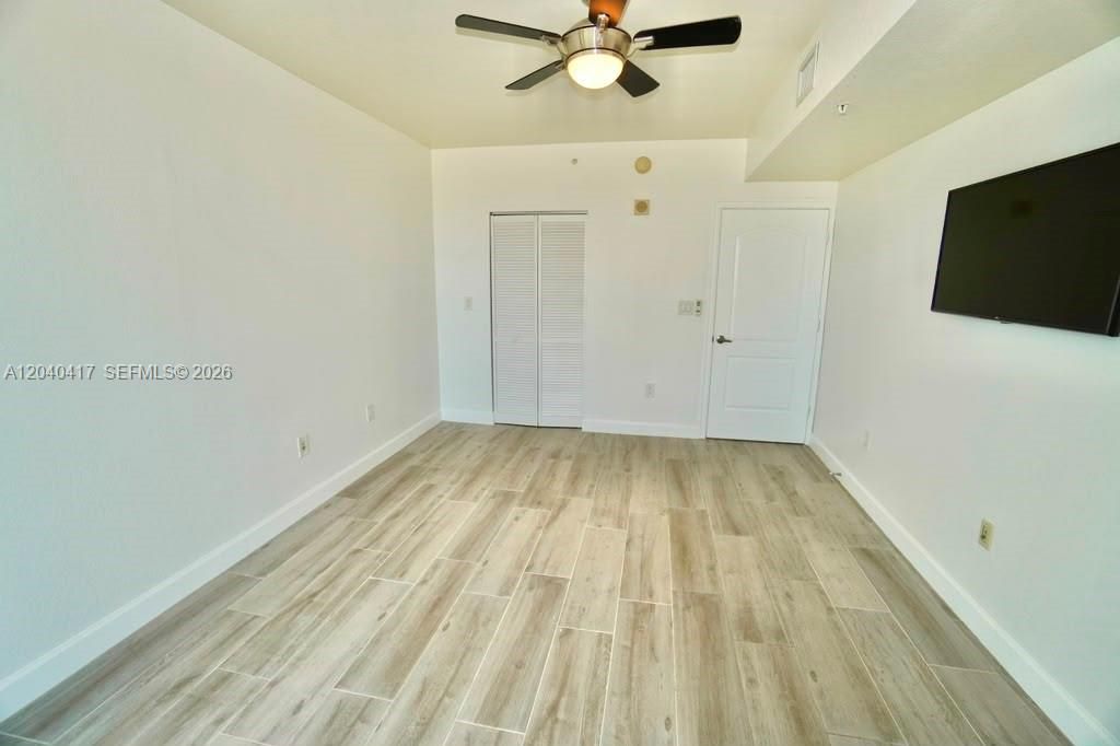 For Rent: $2,400 (1 beds, 1 baths, 939 Square Feet)