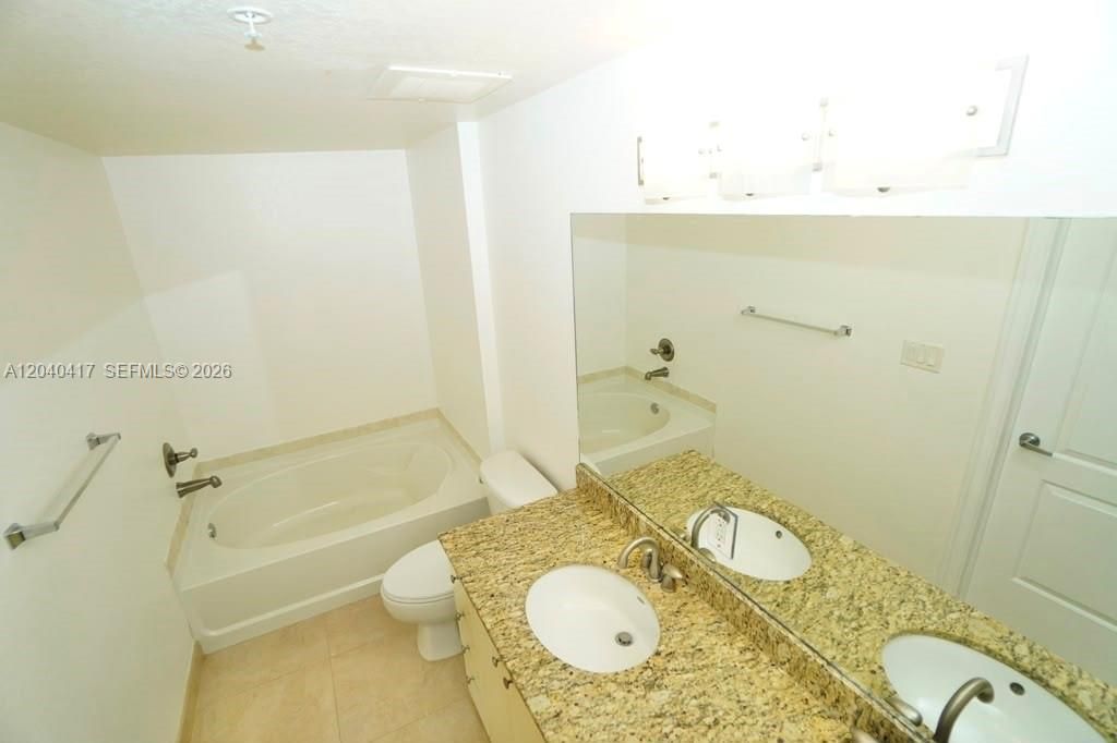 For Rent: $2,400 (1 beds, 1 baths, 939 Square Feet)