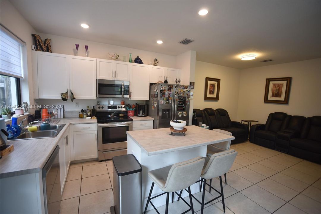 For Sale: $465,000 (3 beds, 3 baths, 1320 Square Feet)