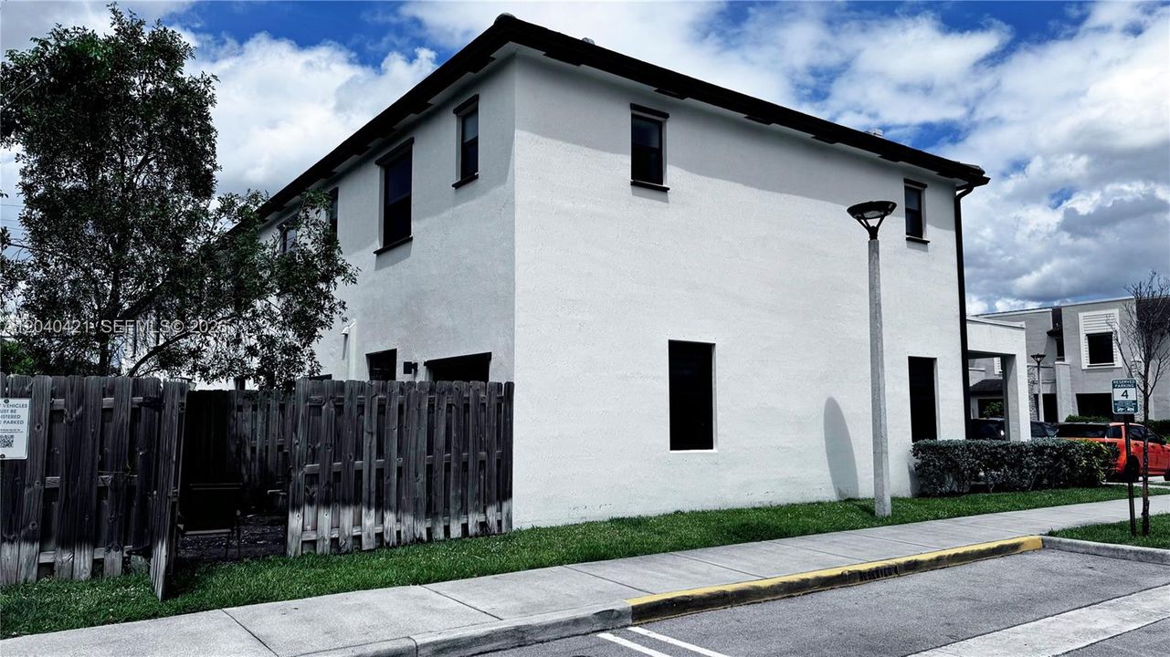 For Sale: $465,000 (3 beds, 3 baths, 1320 Square Feet)