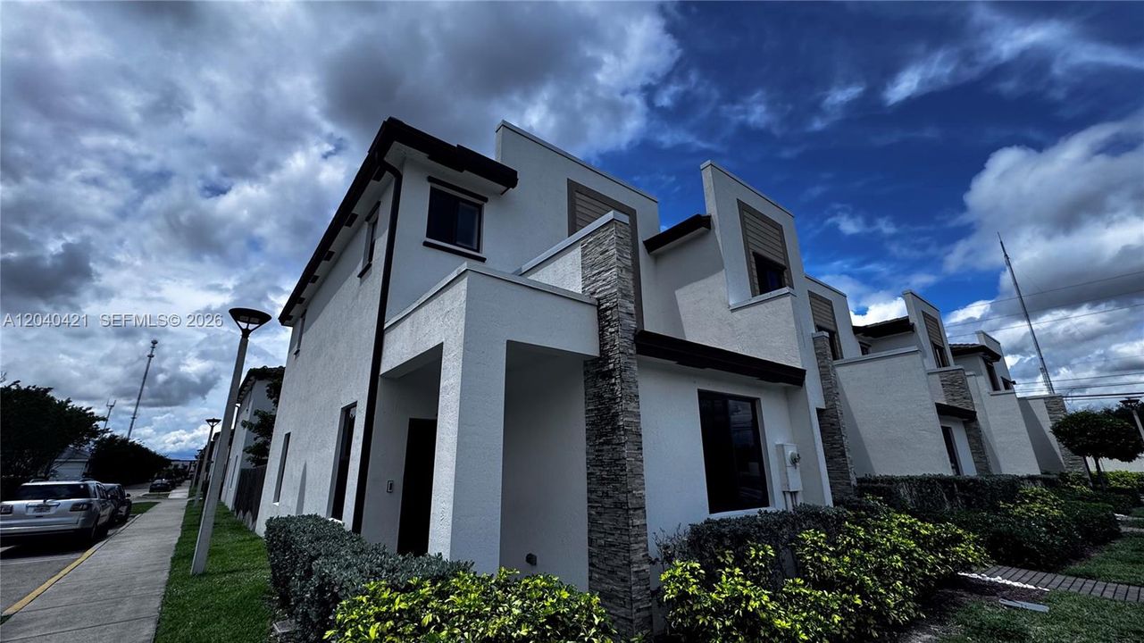 For Sale: $465,000 (3 beds, 3 baths, 1320 Square Feet)