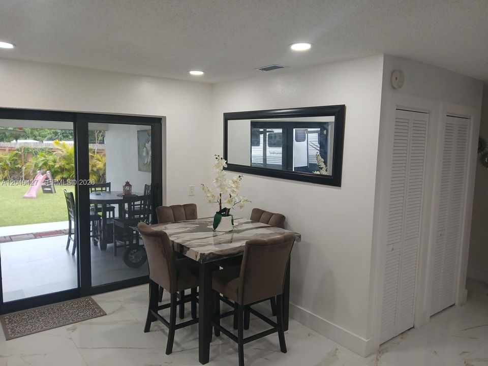 En Venta: $490,000 (3 camas, 2 baños, 1250 Pies cuadrados)