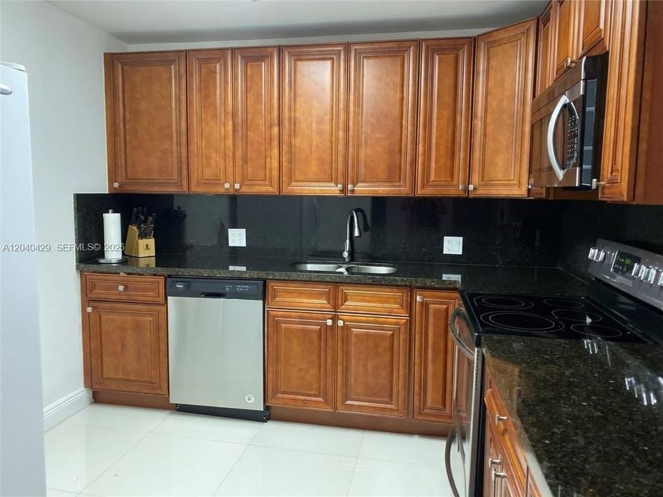 В аренду: $2,299 (1 спален, 1 ванн, 1066 Квадратных фут)
