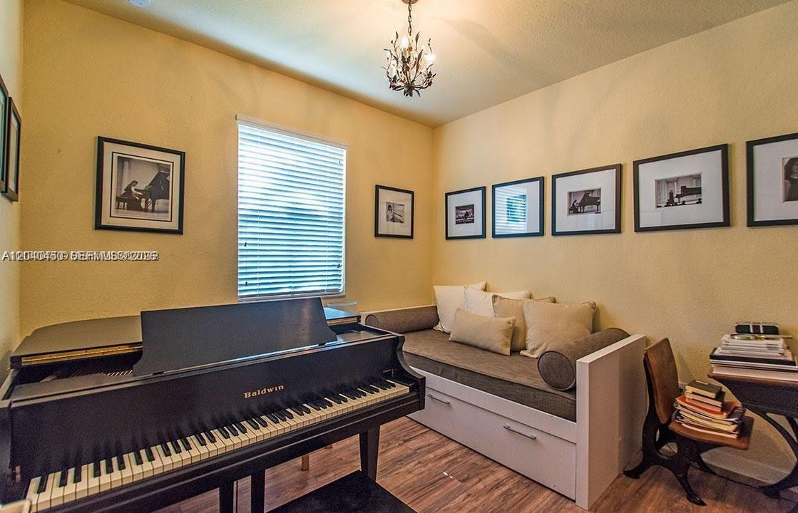 For Rent: $4,850 (5 beds, 3 baths, 2589 Square Feet)