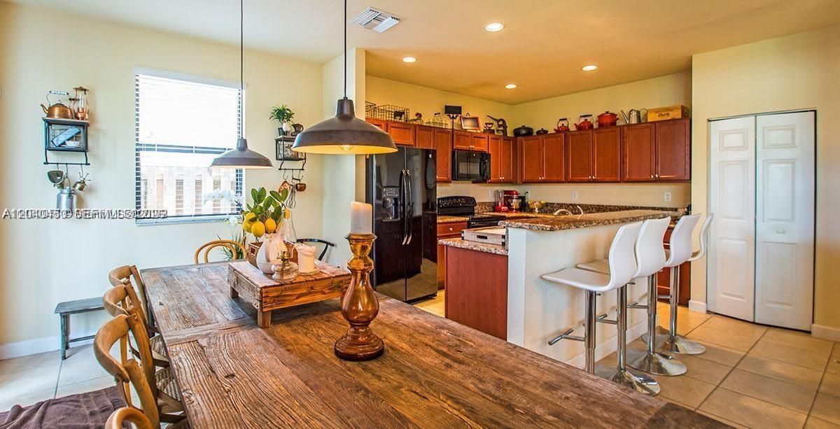 For Rent: $4,850 (5 beds, 3 baths, 2589 Square Feet)