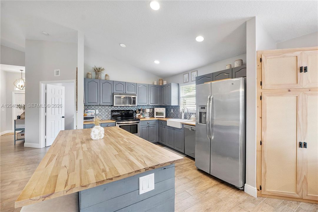 For Sale: $525,000 (3 beds, 2 baths, 1422 Square Feet)