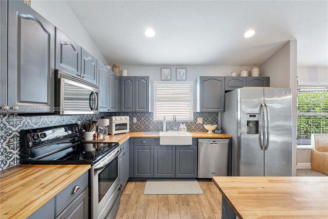 For Sale: $525,000 (3 beds, 2 baths, 1422 Square Feet)