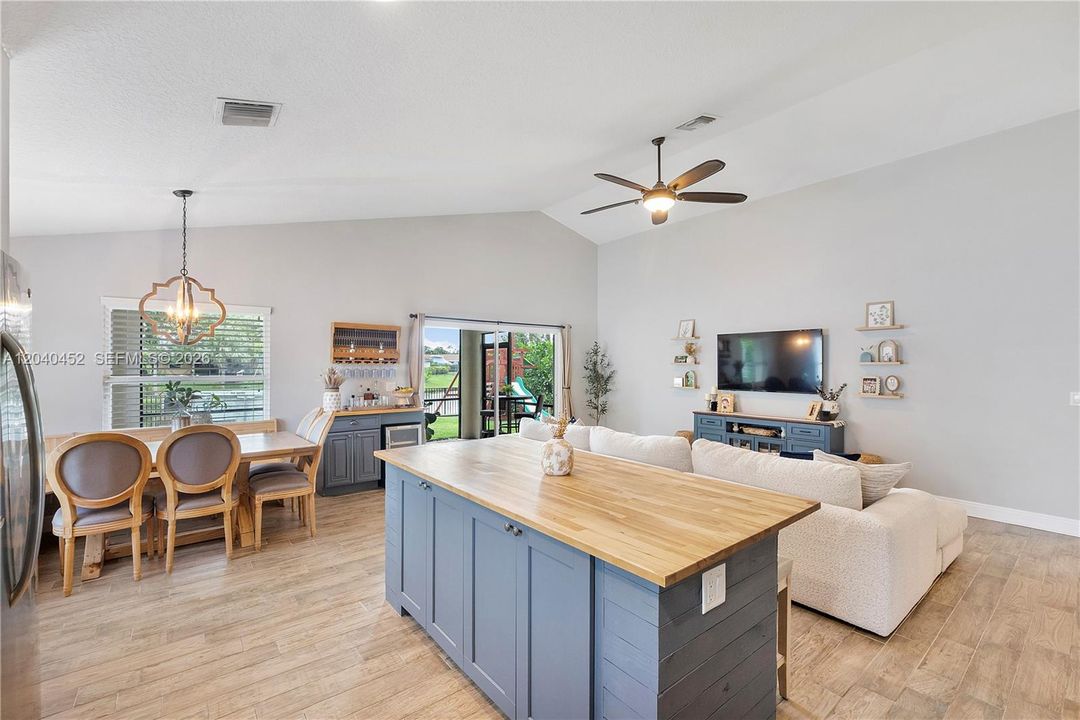 For Sale: $525,000 (3 beds, 2 baths, 1422 Square Feet)