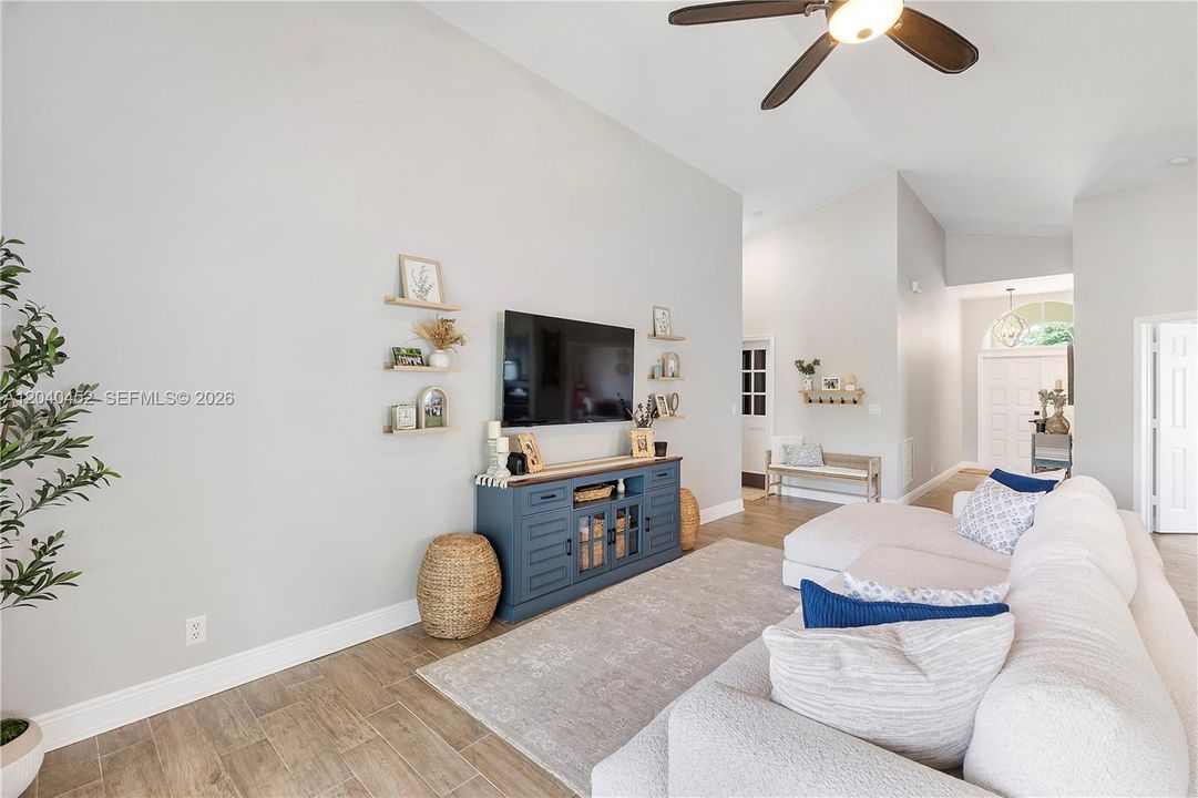 For Sale: $525,000 (3 beds, 2 baths, 1422 Square Feet)