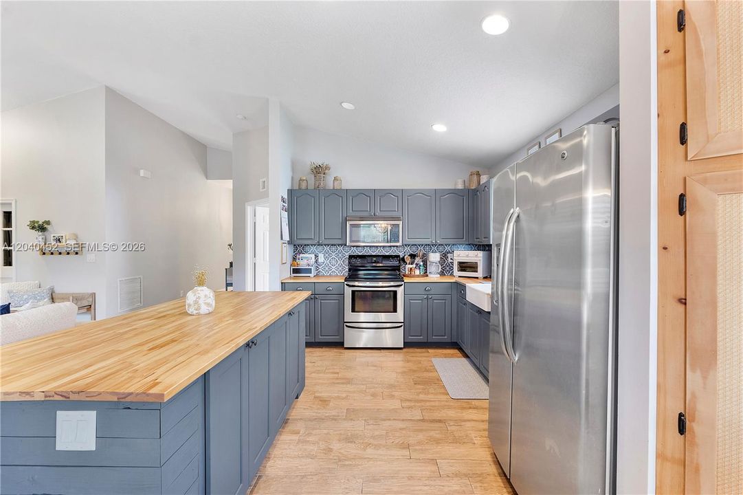 For Sale: $525,000 (3 beds, 2 baths, 1422 Square Feet)