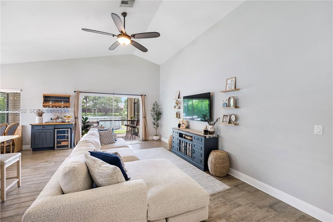 For Sale: $525,000 (3 beds, 2 baths, 1422 Square Feet)